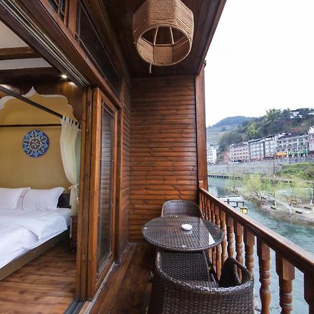 Flower Time Inn Fenghuang Exteriör bild