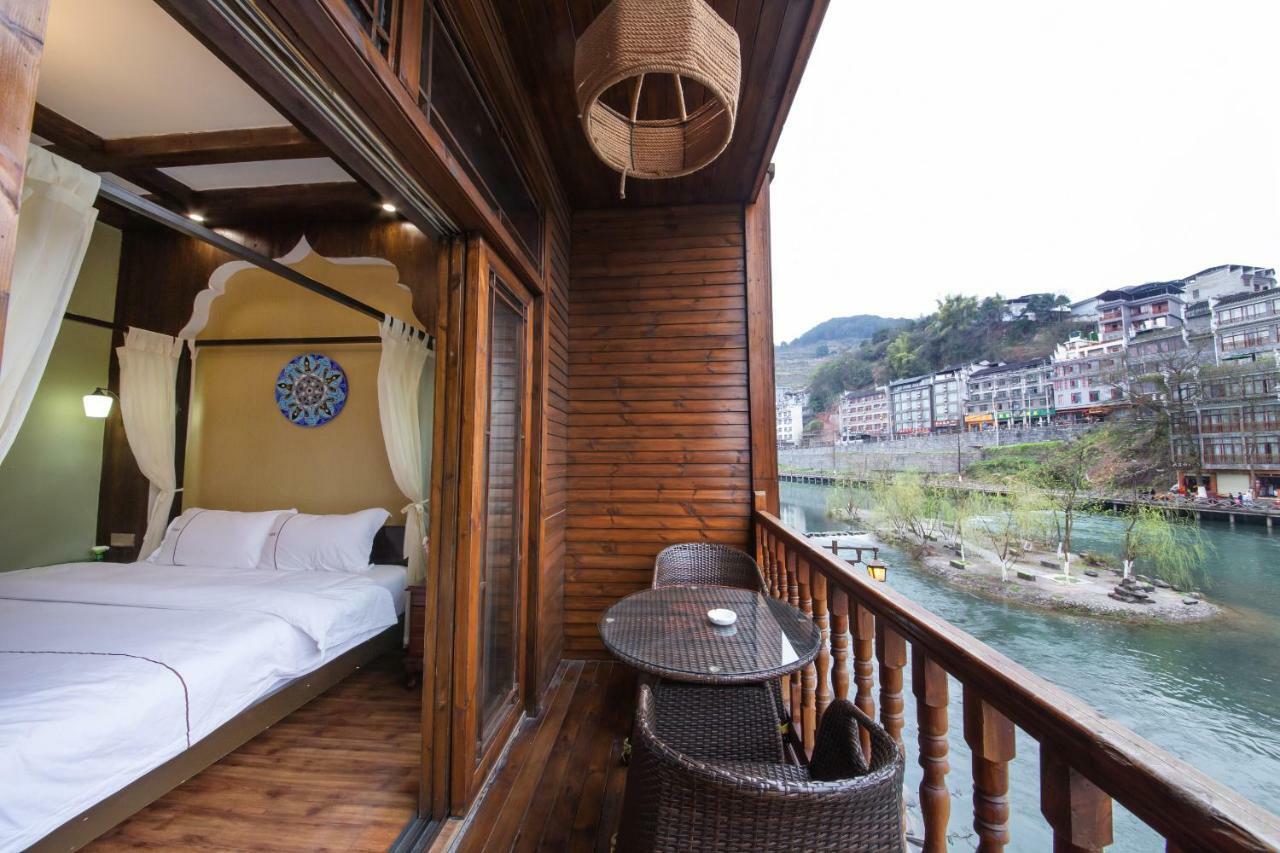 Flower Time Inn Fenghuang Exteriör bild